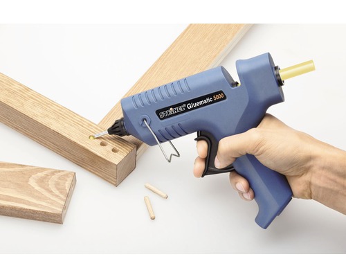 Pistolet à colle chaude Steinel Gluematic 5000 en utilisation avec des pièces de bois et des chevilles