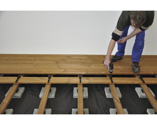 Pose d''une terrasse en bois avec des clips de fixation