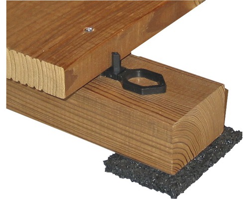 Vue détaillée d''une sous-construction de terrasse avec entretoise et tapis de protection de chantier