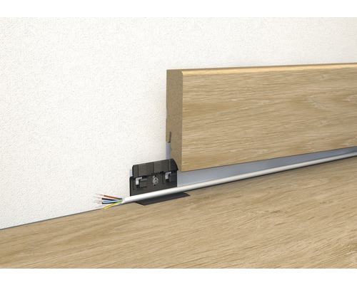 Plinthe avec goulotte de câbles et clips de montage pour fixation murale