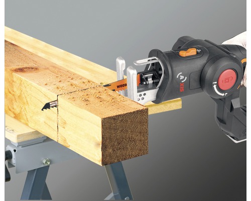 Scie sabre à batterie coupant une pièce de bois