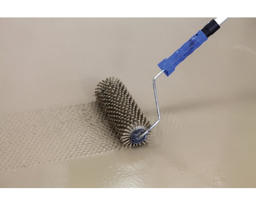 Stachelwalze bei der Verarbeitung von Beschichtungsmaterialien auf einer Fläche