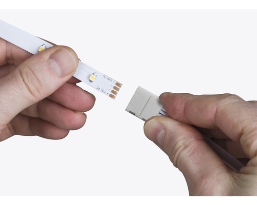 LED-Streifen wird mit einem Stecker verbunden