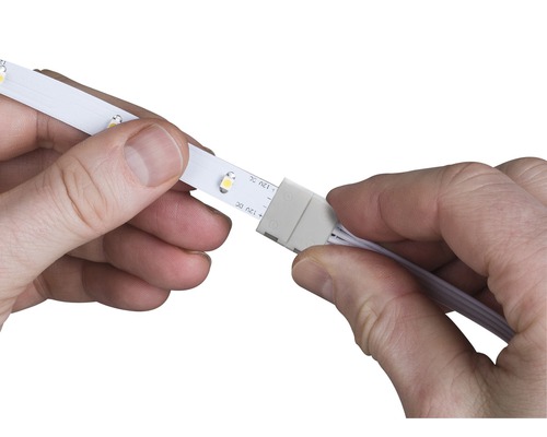 Eine LED Leiste wird mit einem Anschluss verbunden.