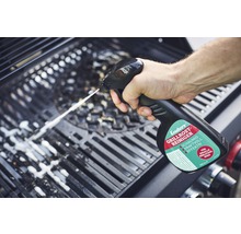 Le nettoyant pour grille de barbecue Enders est pulvérisé sur une grille de barbecue