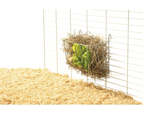 Heuraufe aus Metall mit Heu und Salat am Käfiggitter