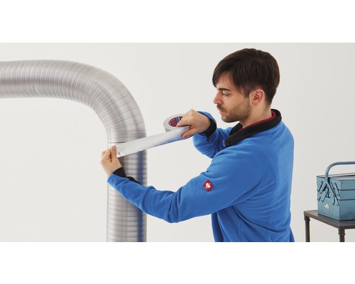 Ein Mann befestigt ein flexibles Abluftrohr mit Gewebeband.