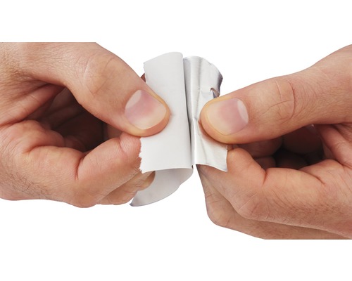 Hände öffnen eine Aluminiumverpackung