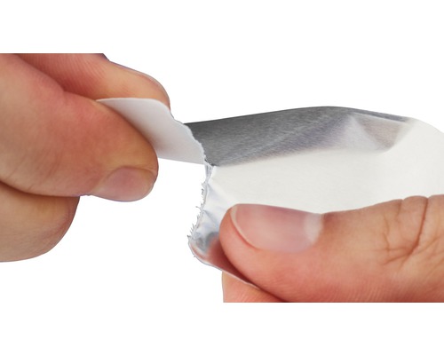 Eine Hand zieht die Schutzfolie von einem Klebestreifen ab.