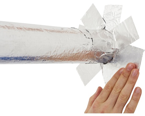 Isolierter Rohrabschnitt mit Aluminiumband und Hand