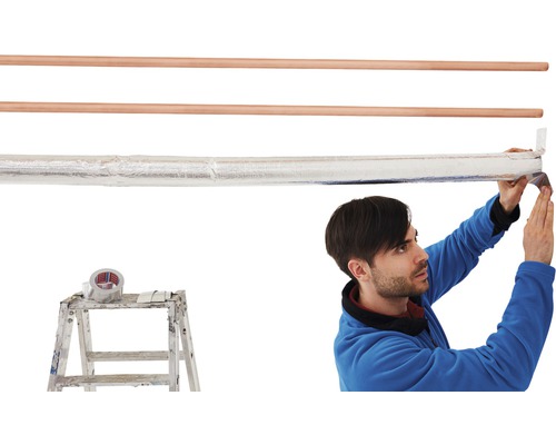 Mann isoliert Heizungsrohr mit Klebeband