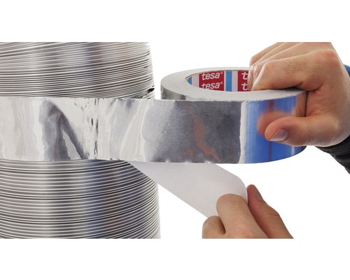 tesa Logo Aluminiumklebeband wird auf einem Lüftungsrohr angebracht