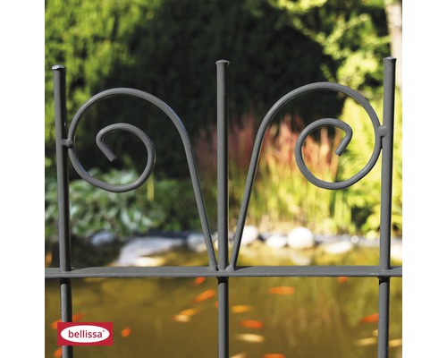 Metallzaun mit dekorativen Verzierungen im Garten