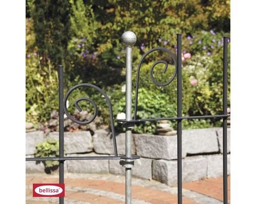 Gartenzaun aus Metall mit dekorativen Elementen zur Beetbegrenzung