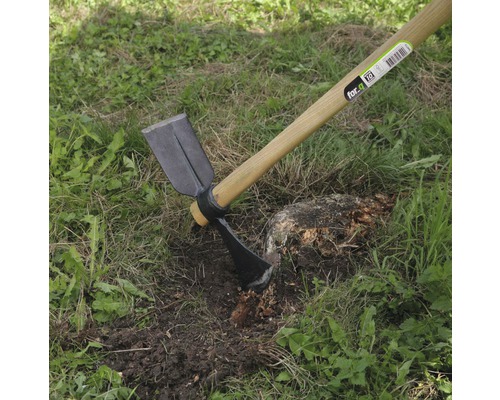 Double houe pour travailler la terre dans le jardin.