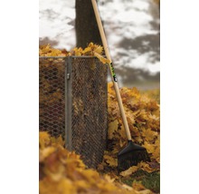 Laubbesen mit Holzstiel und Laubsammler im Garten