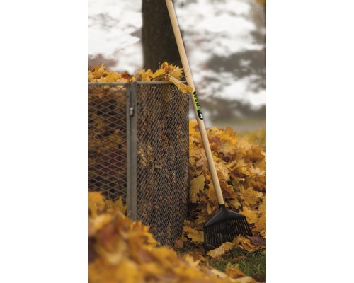 Laubbesen mit Holzstiel und Laubsammler im Garten