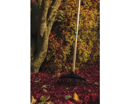 Laubbesen mit Holzstiel auf herbstlichem Laub