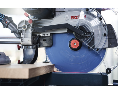 Bosch Logo auf einer Kapp- und Gehrungssäge beim Schneiden von Holz