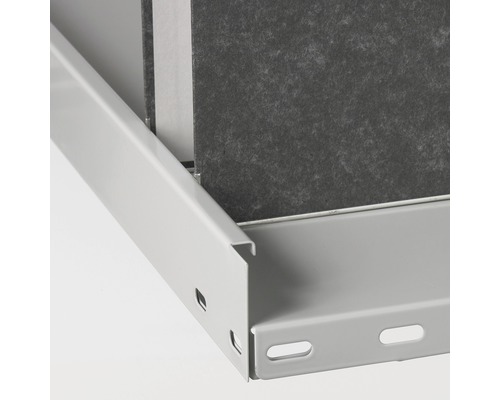 Detailaufnahme einer grauen Regalkonstruktion mit Ablagefläche und Rückwand