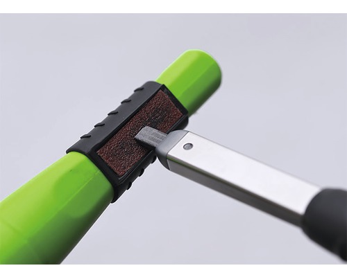 Nahaufnahme eines Messerschärfers in Benutzung auf einem grünen Werkzeuggriff