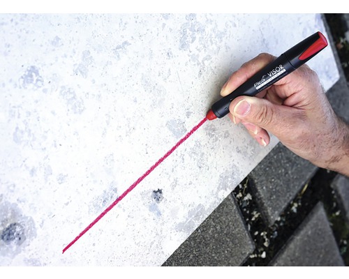 Hand zeichnet Linie mit Pica Visor Permanentmarker auf Stein
