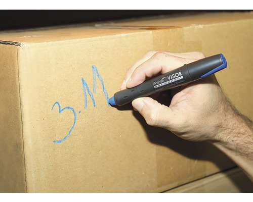 Eine Hand beschriftet einen Karton mit einem Permanentmarker der Marke Pica Visor.