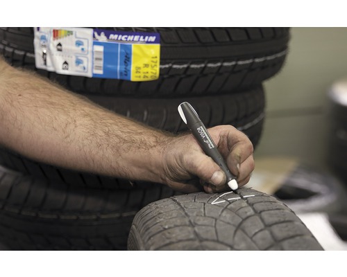 Reifenmarkierstift beim Markieren eines Reifens