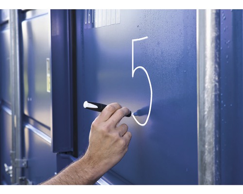 Eine Person schreibt mit einem Markierstift die Zahl fünf auf eine blaue Oberfläche.