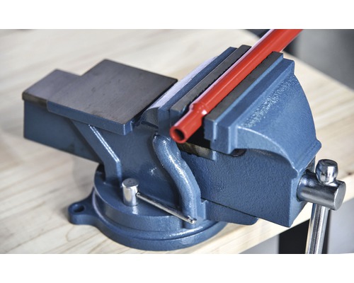 Étau avec pièce en métal serrée