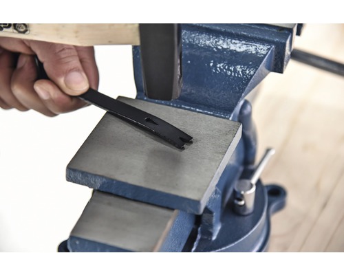 Étau avec un burin plat pour l''usinage des pièces