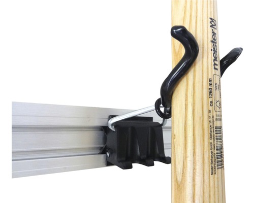 Support à outils avec outil sur un rail métallique