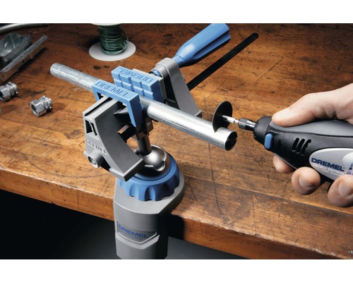 Logo Dremel. Établi avec étau multiple Dremel et outil multifonction Dremel coupant un tuyau.