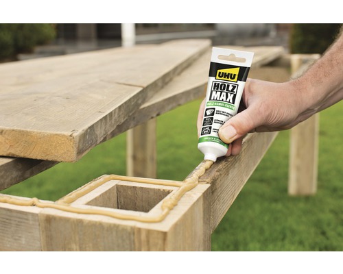 Uhu Holz Max Kleber beim Auftragen auf ein Holzstück
