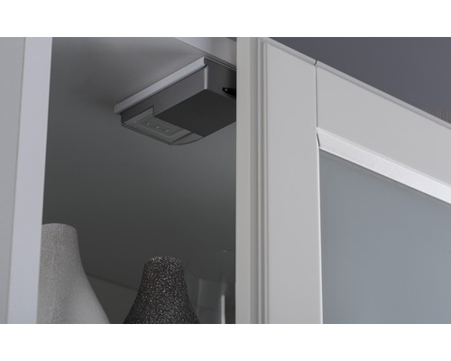 Intérieur d''une armoire avec éclairage LED