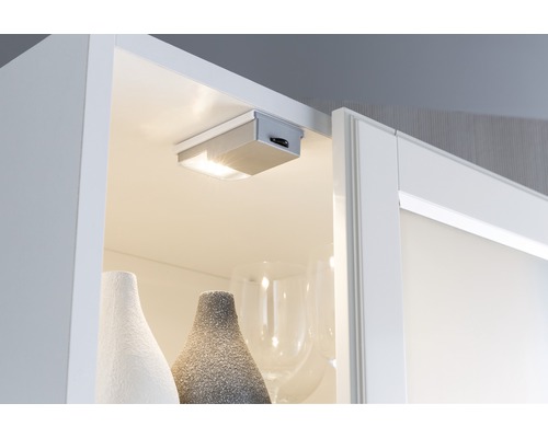 Vue intérieure d''une armoire avec éclairage