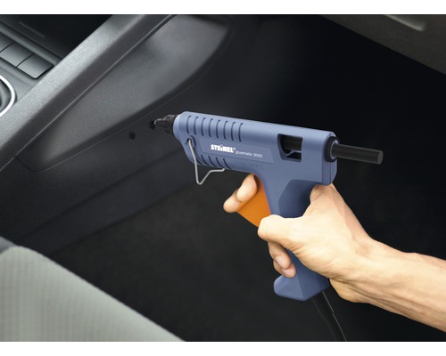 Pistolet à colle chaude Steinel Gluematic 3002 en cours d''utilisation