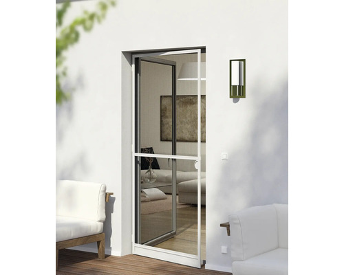 Geöffnete Insektenschutztür mit Blick auf eine Terrasse