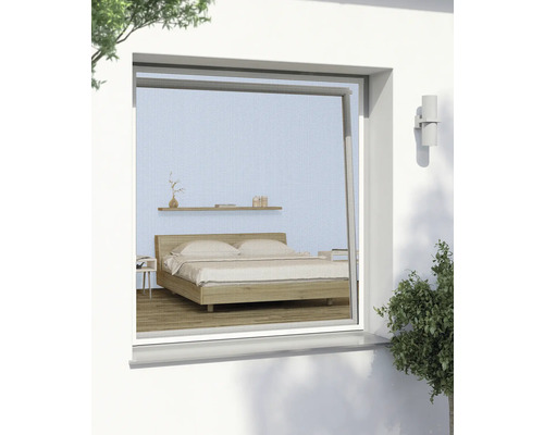 Insektenschutzgitter am Fenster mit Blick auf ein Schlafzimmer