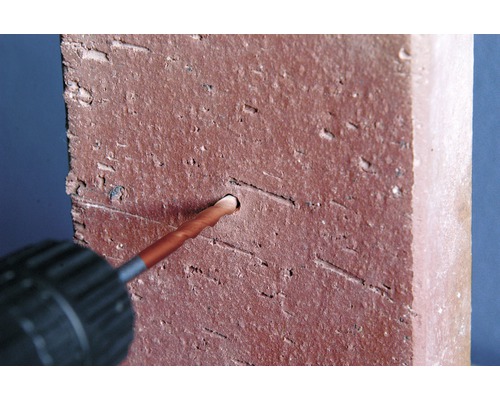 Percer un trou dans une brique avec une perceuse