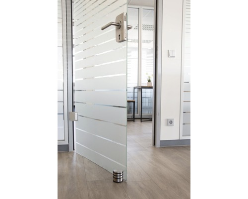 Porte de bureau ouverte en verre avec poignée et bandes horizontales