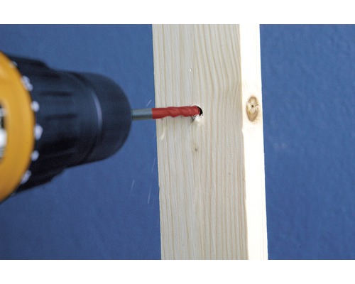 Percer un trou dans une planche de bois avec une perceuse