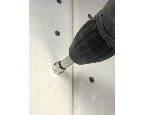 Visseuse sans fil fixant une vis dans un mur