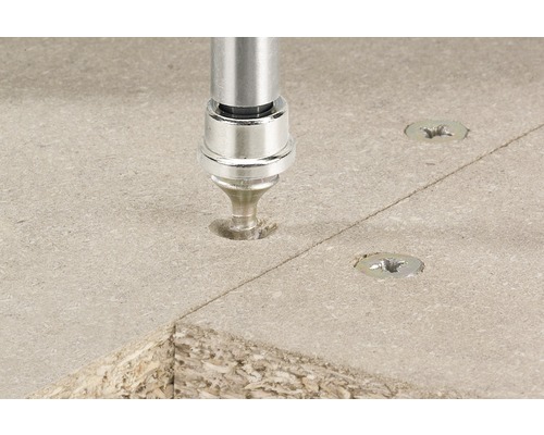 Panneau de bois avec des vis fixées à l''aide d''un tournevis