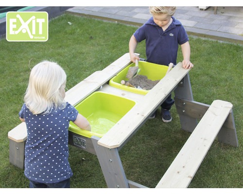 Kinder picknicken an einem Sand- und Wassertisch von Exit Toys im Garten.