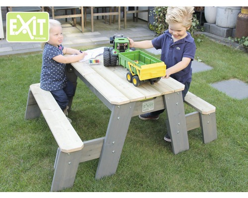 Kindersitzgruppe aus Holz mit zwei Kindern im Garten
