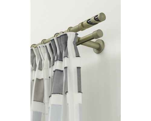 Doppelgardinenstange mit Vorhang an der Wand