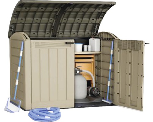 Geöffneter Gartenschrank zur Aufbewahrung von Gartengeräten und Poolzubehör