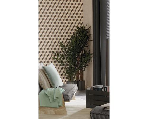 Salon avec papier peint à motifs, plantes et coussins