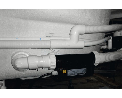 Gros plan de tuyaux et d''une pompe, faisant peut-être partie d''une installation sanitaire